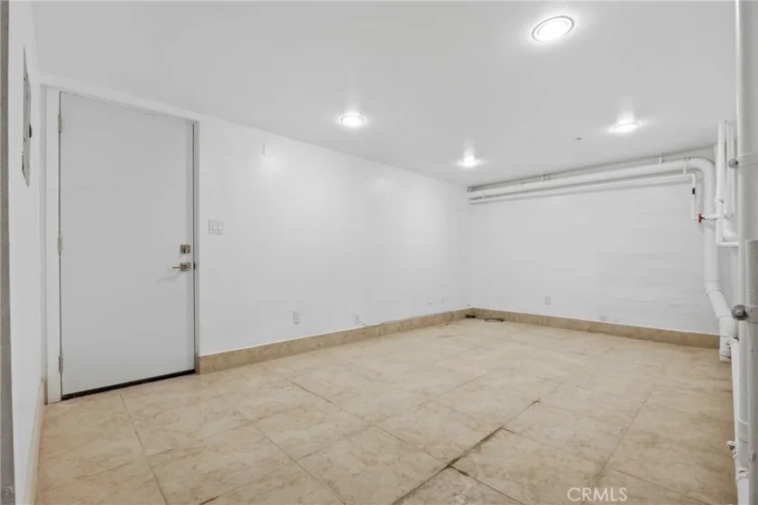 645 W Regent photo 23