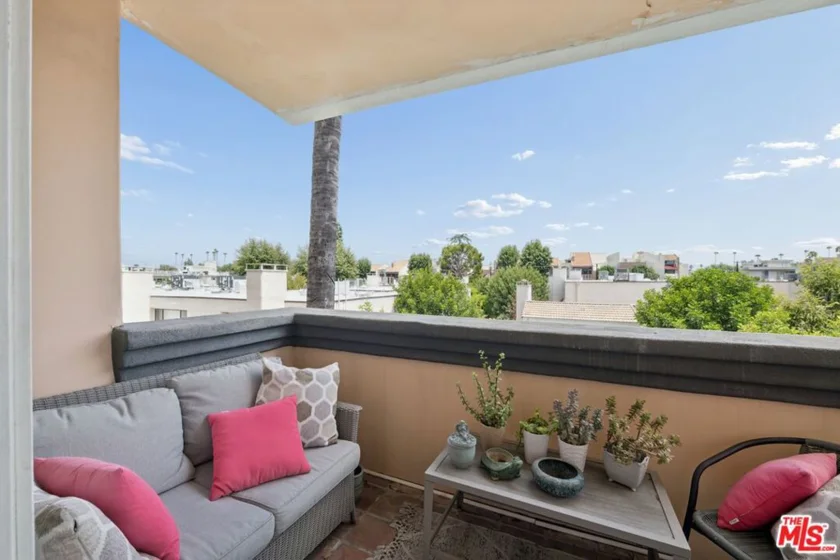 5224 Zelzah Avenue #209 photo 32