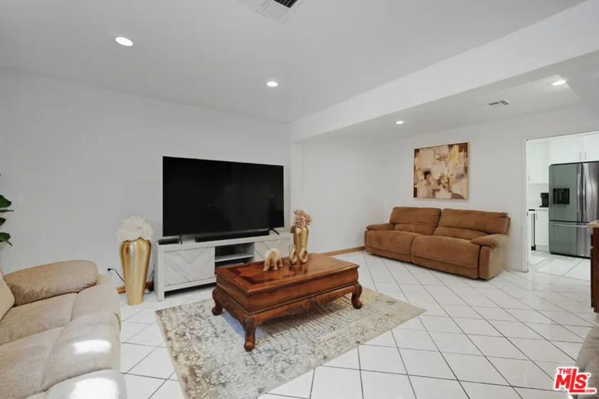7422 Hazeltine Avenue #3 photo 10