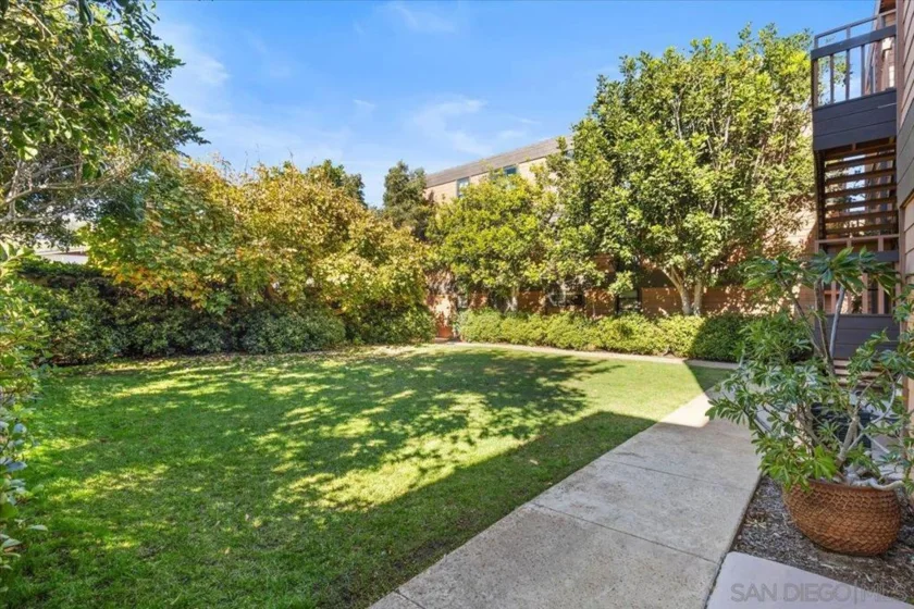 2928 Lawrence photo 48