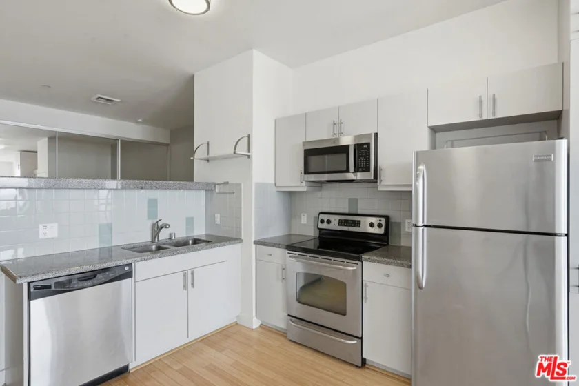 3810 Wilshire Boulevard #1609 photo 28