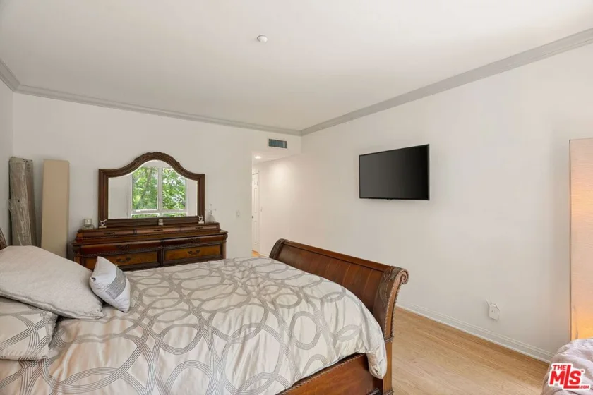 121 N Almont Drive #201 photo 23