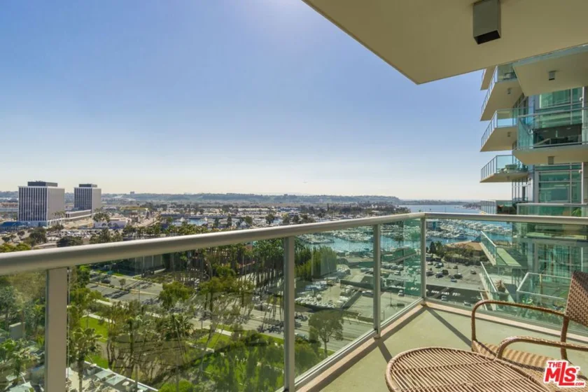 13700 Marina Pointe Drive #1725 photo 2