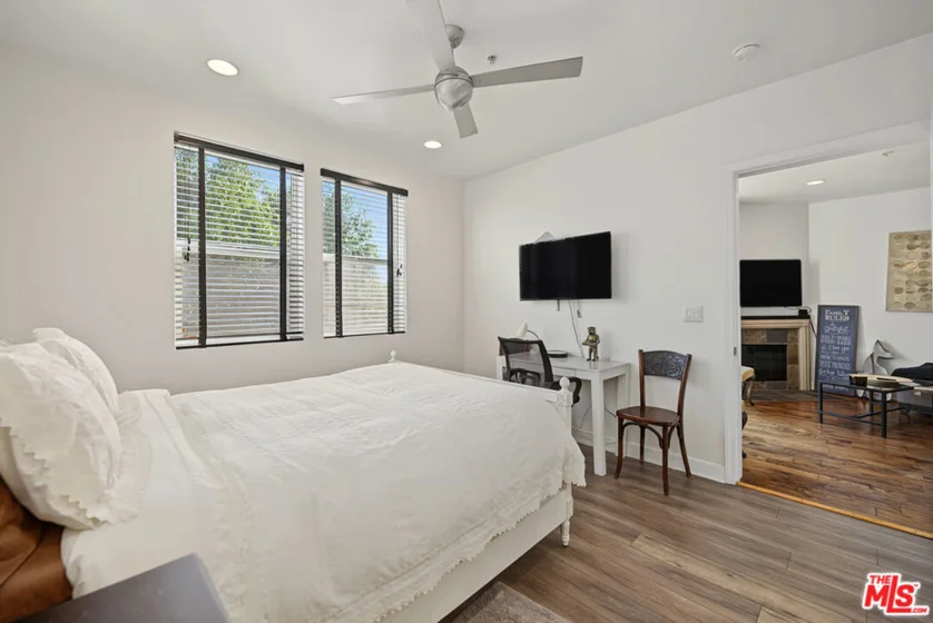 6038 Carlton Way #305 photo 12