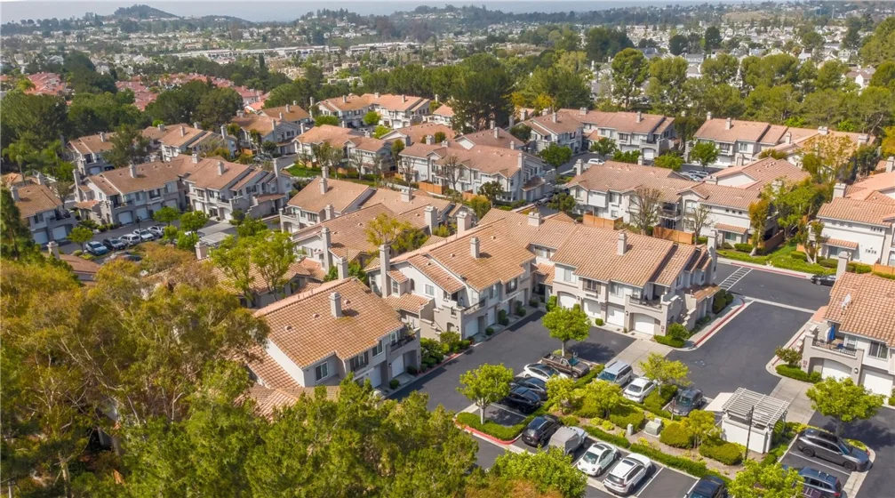 210 California Court photo 61