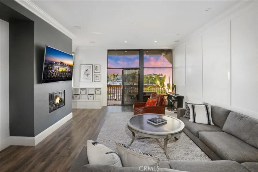 5227 N Marina Pacifica photo 2