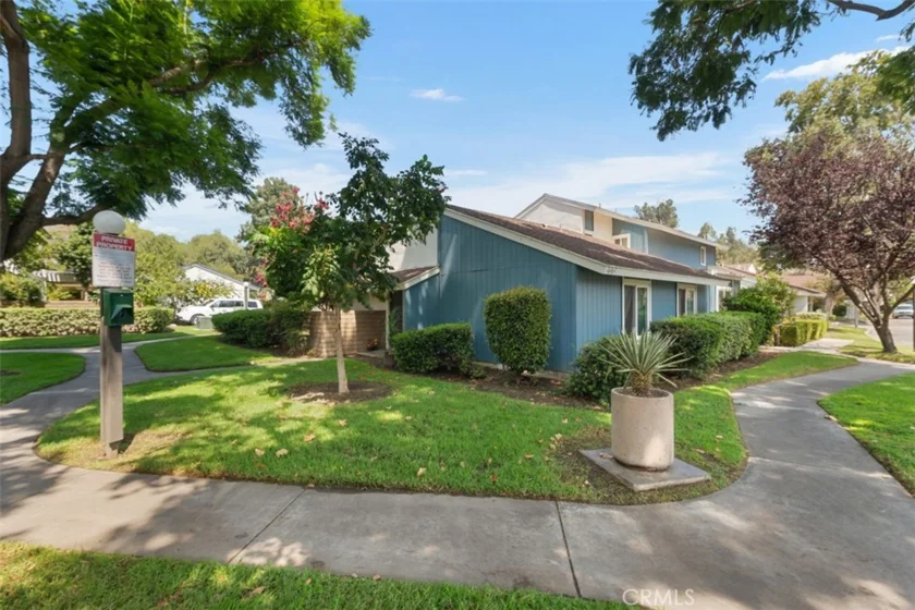 26202 Maplewood photo 1