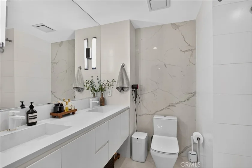 1037 N Laurel Avenue #1 photo 23