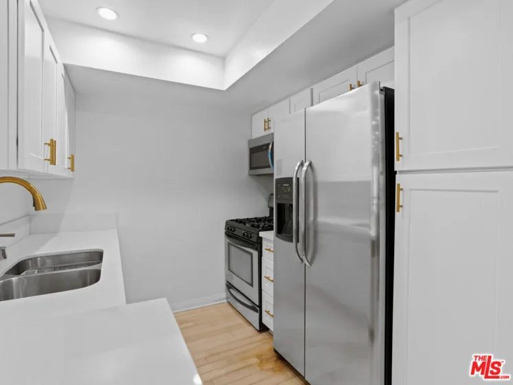 21520 Burbank Boulevard #112 photo 4