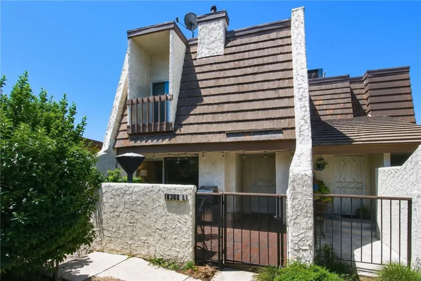 18360 Collins #L photo 5
