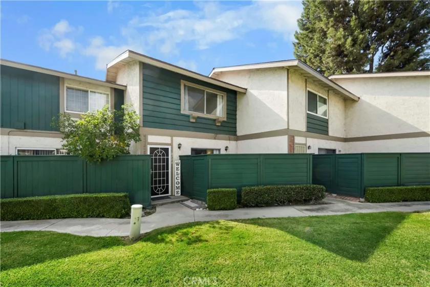 8108 Fletcher photo 1
