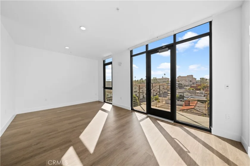 218 N El Molino Avenue #501 photo 1