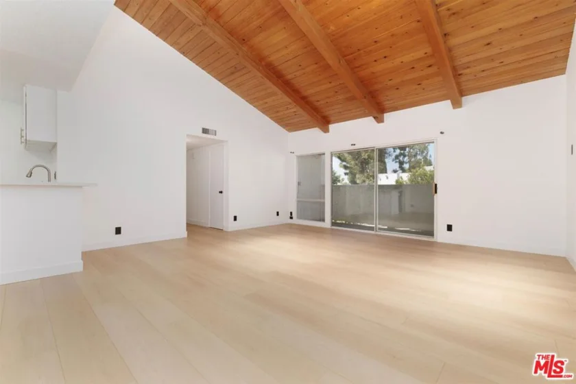 20134 Leadwell Street #334 photo 2