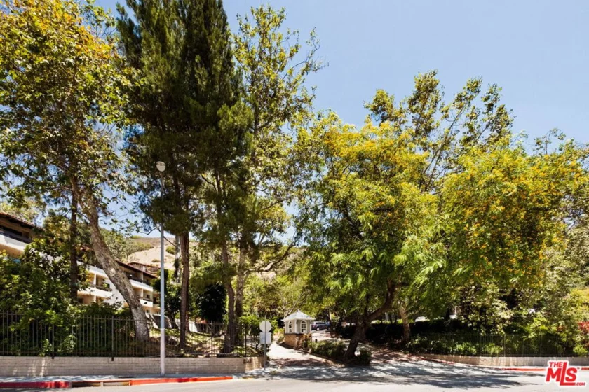 2700 Cahuenga Boulevard #4303 photo 1
