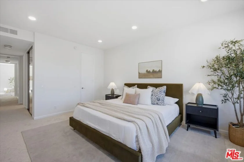 1271 Granville Avenue #402 photo 13