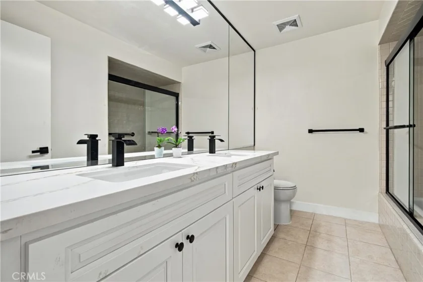 17140 Burbank #207 photo 27