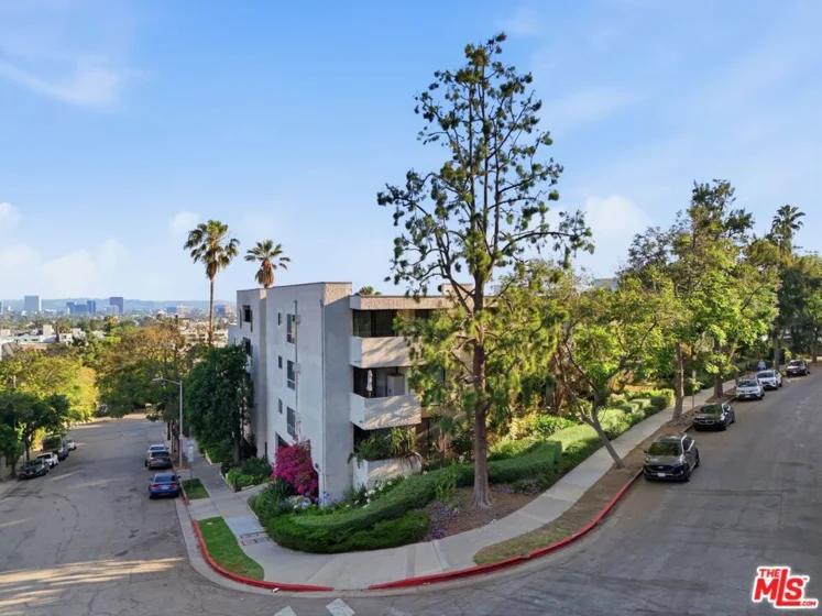8400 De Longpre Avenue #209 photo 2
