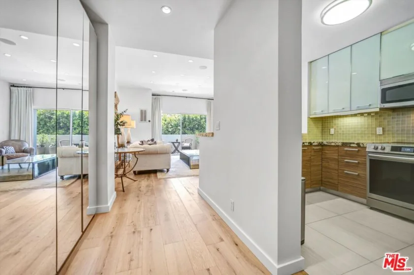 999 N Doheny Drive #106 photo 2