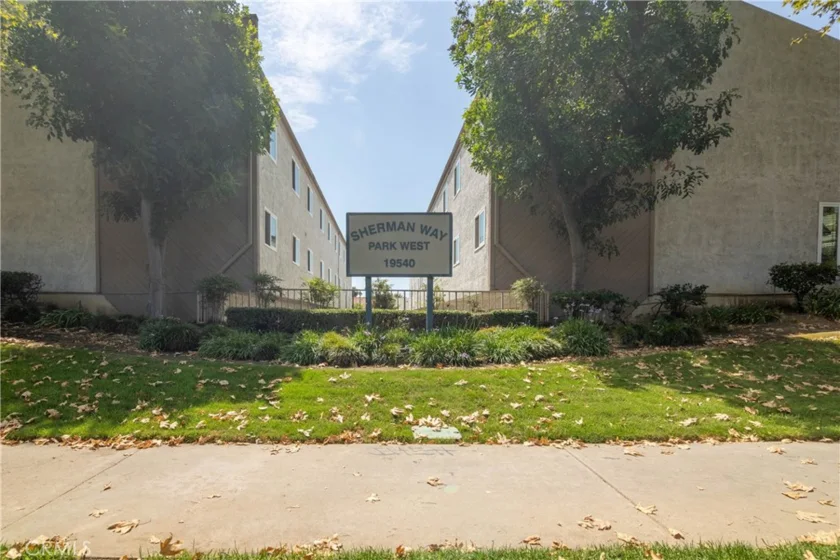 19540 Sherman Way #605 photo 1