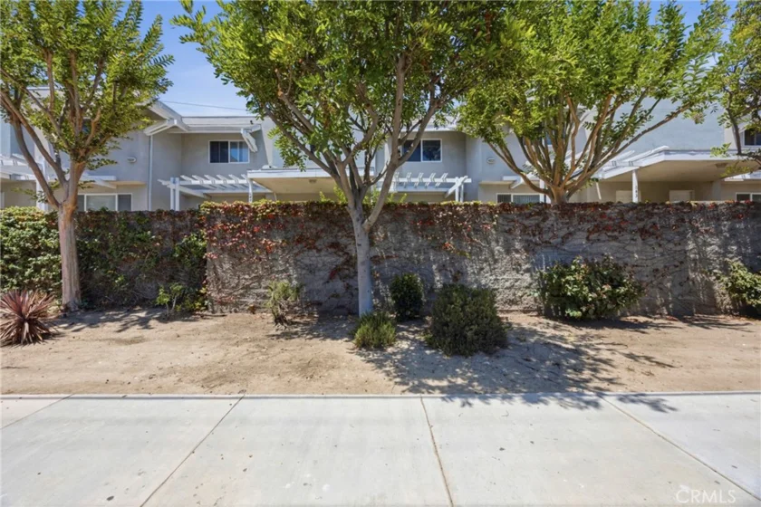 645 W Regent photo 27