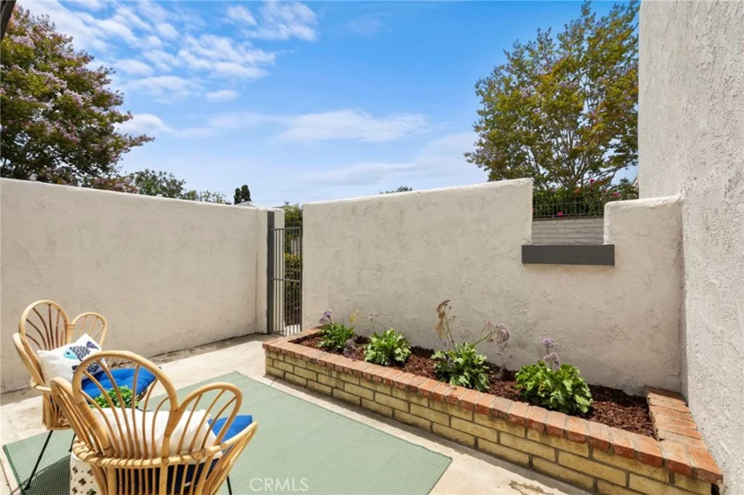 18683 Maplewood photo 6