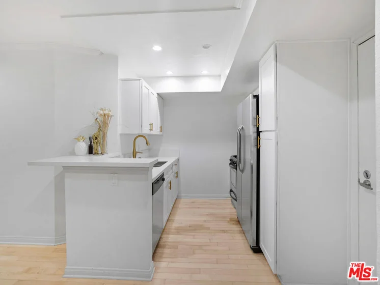 21520 Burbank Boulevard #112 photo 3