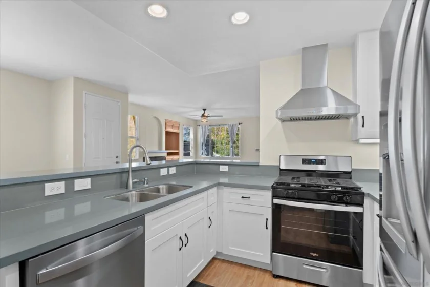 1354 Normandy Drive photo 5
