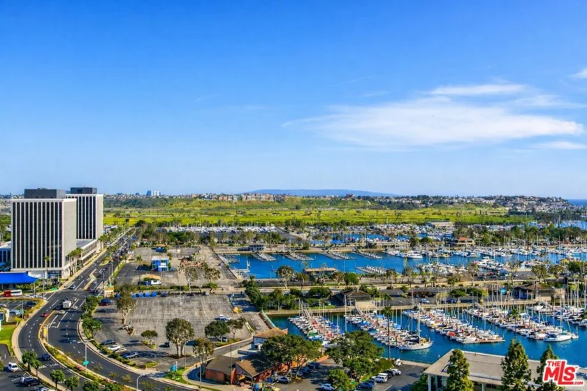 13600 Marina Pointe Drive #1906 photo 1