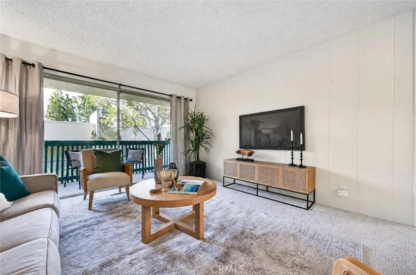 576 N Bellflower photo 5