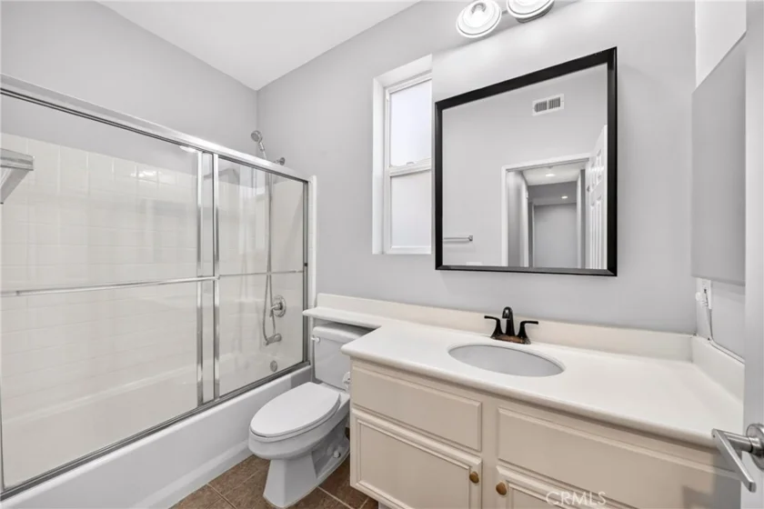 2260 Clark photo 14