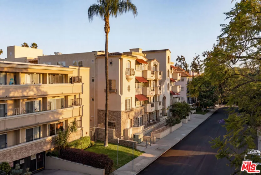 4237 Longridge Avenue #203 photo 6
