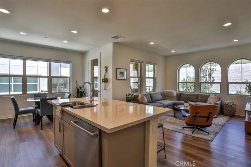 608 White Oaks photo 3