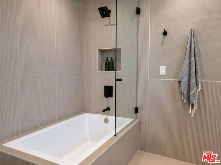 126 N Croft Avenue #302 photo 19