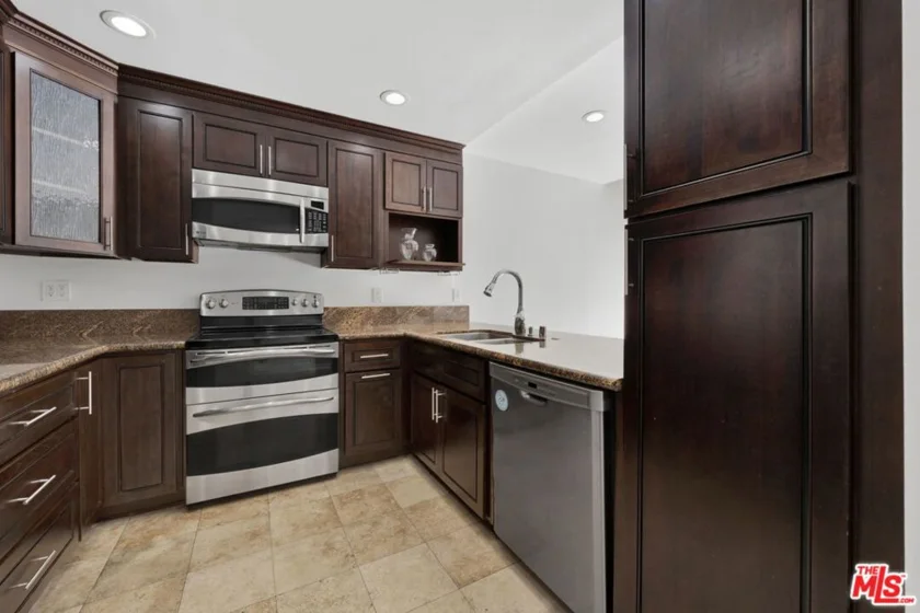 5460 White Oak Avenue #G305 photo 9