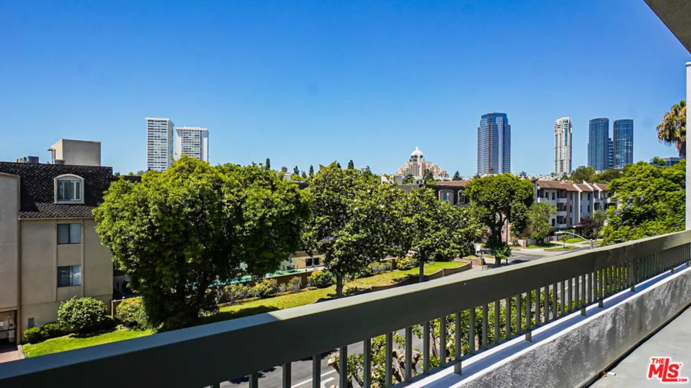 1220 Roxbury Drive #302 photo 6