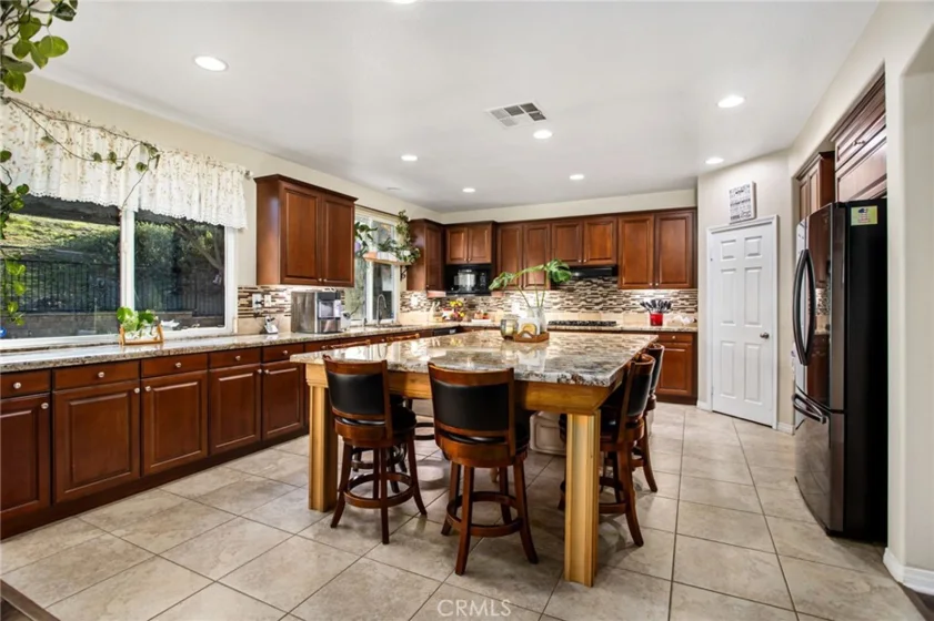 22862 Montanya photo 7