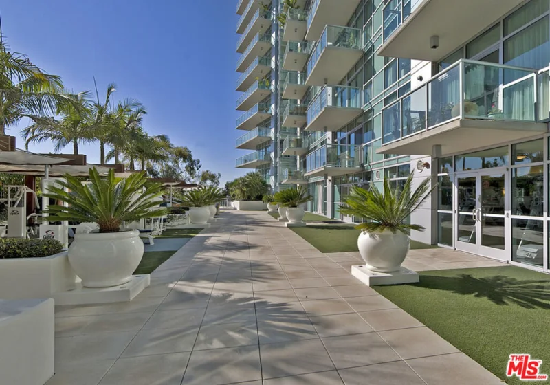 13700 Marina Pointe Drive #1526 photo 17