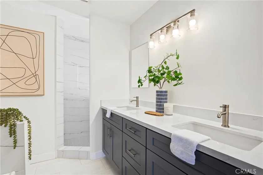 N Laurel Avenue #202 photo 6