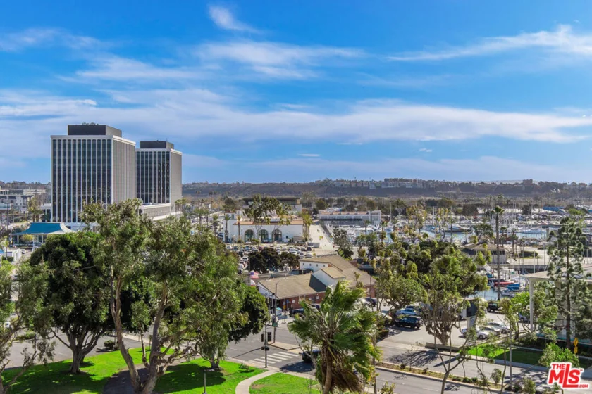13600 Marina Pointe Drive #708 photo 1