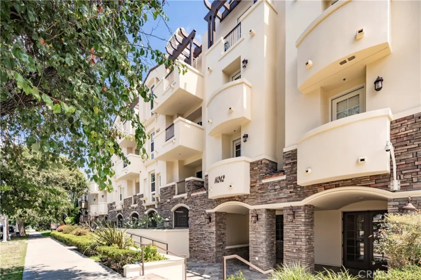 14242 Burbank #307 photo 5