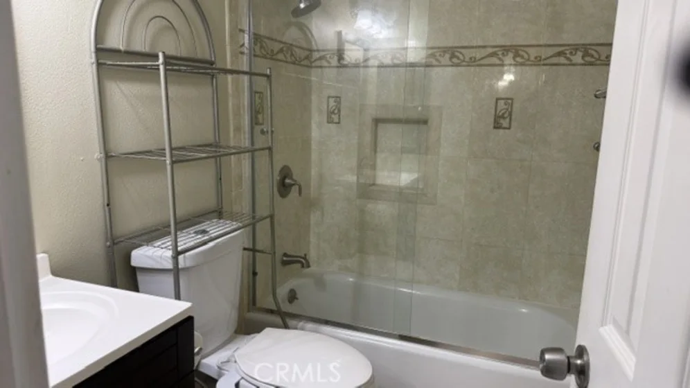 8188 Glengarry photo 28