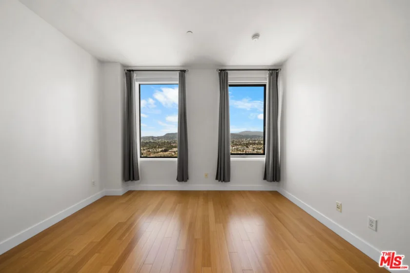 3810 Wilshire Boulevard #1801 photo 18