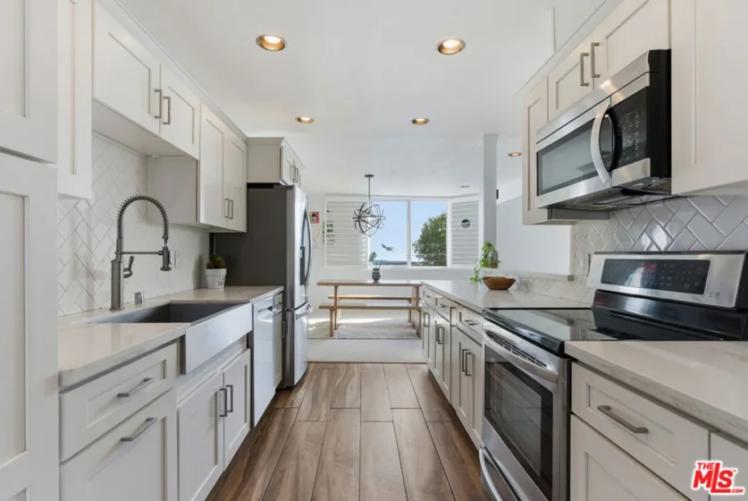 2385 Roscomare Road #E17 photo 29
