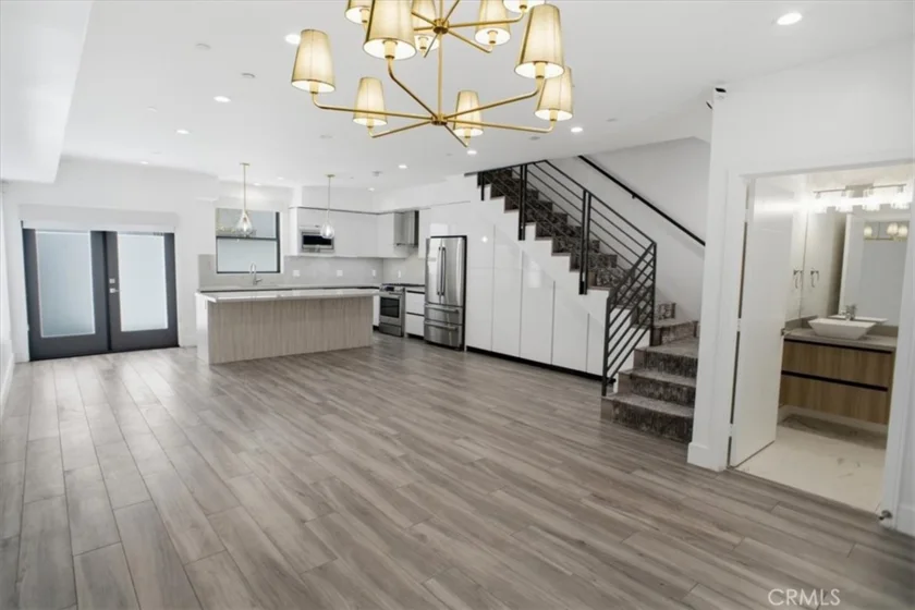 829 N Martel #4 photo 2
