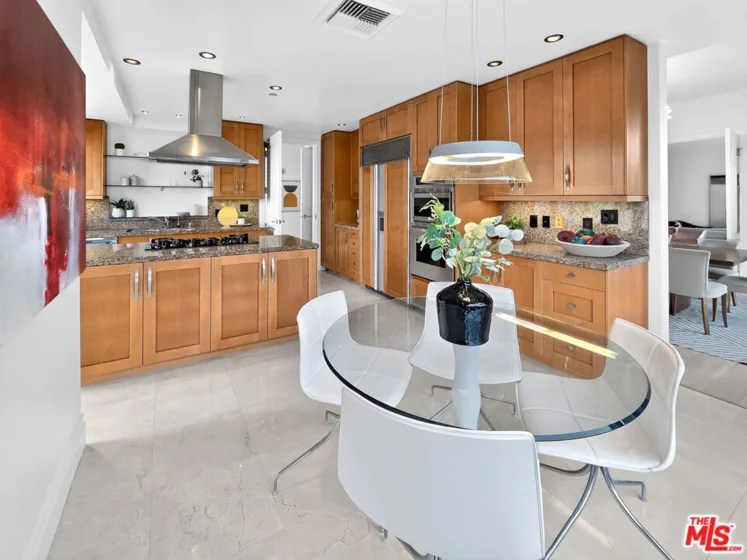 10727 Wilshire Boulevard #404 photo 18