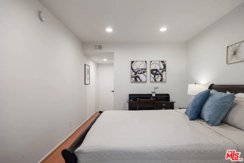 15325 Magnolia Boulevard #108 photo 34
