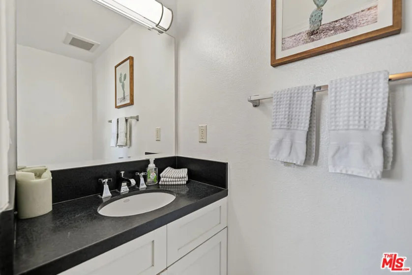 6038 Carlton Way #305 photo 10