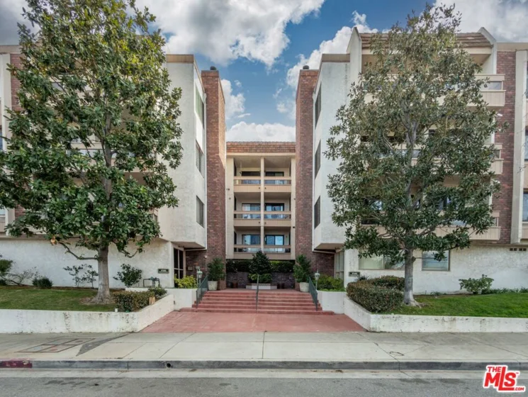 17140 Burbank Boulevard #207 photo 1
