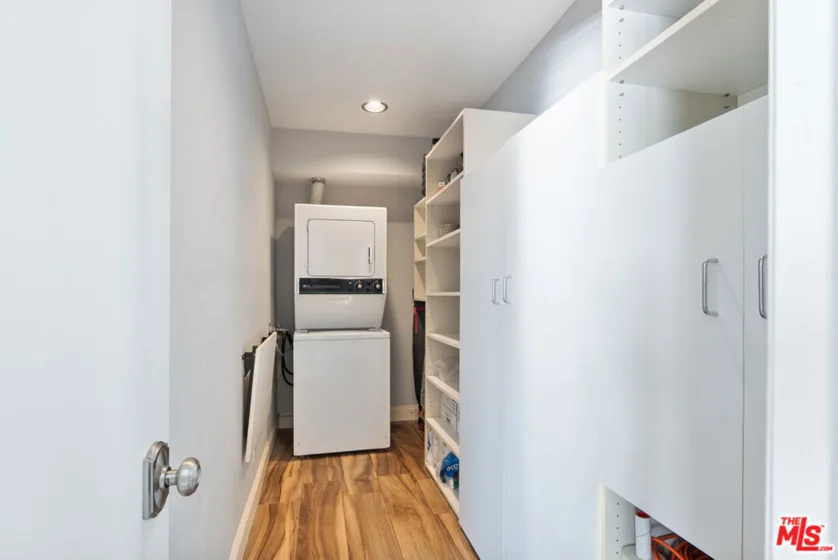 2385 Roscomare Road #E17 photo 31