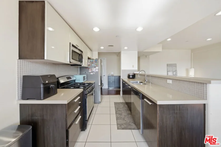 147 N Berendo Street #301 photo 18